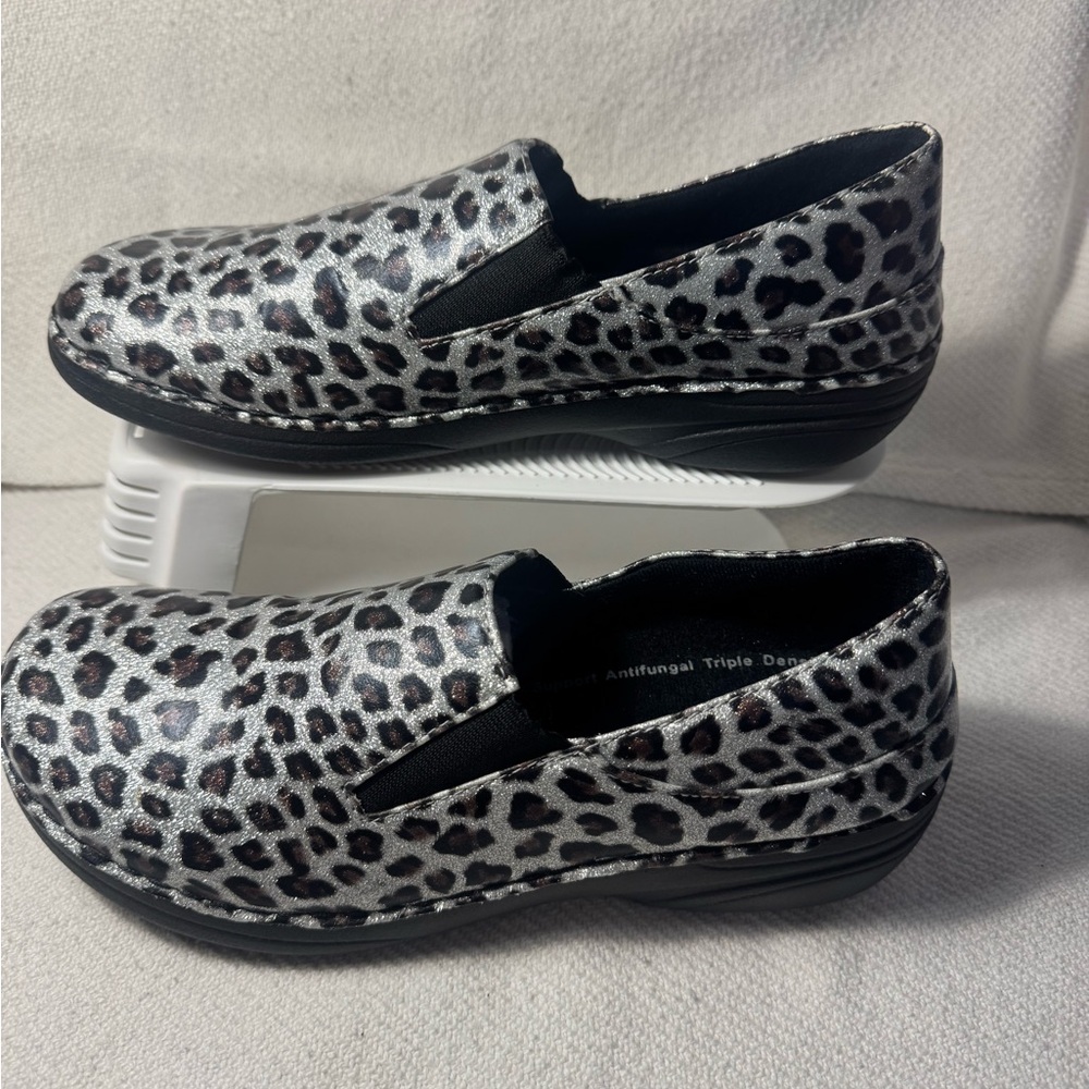 Very Nice Womens Spring Step Professionals Ferrara in Blue Leopard Size 9M